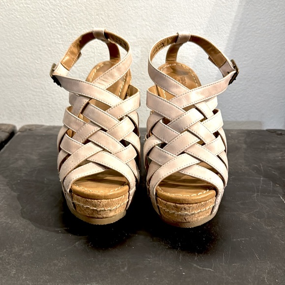 J shoe’s 'Celie' leather Ankle-Strap Platform Sandals in Neutral. size 38 /7 - Picture 6 of 7